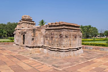 Antik 8. yüzyıl taş tapınağı güzel mavi gökyüzü ile Aihole, Karnataka, Hindistan 'da. Enfes oyulmuş anıt çıkarıldı..