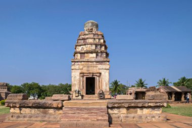 Aihole, Karnataka, Hindistan 'da berrak mavi gökyüzü arka planına sahip antik doğal taş tapınak..