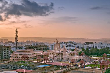 Shree Swaminarayan Mandir, Ambe Gaon, Pune, Maharashtra, Hindistan yakınlarında güzel bir akşam gün batımı manzarası..