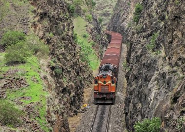 Diesel lokomotifi Shindawane, Maharashtra, Hindistan 'da derin bir kaya kesiminde bir yük treni taşıyor..