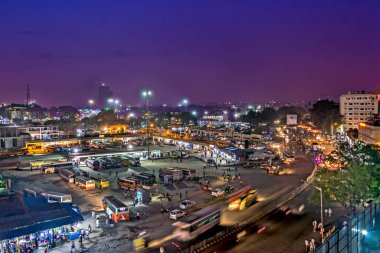 Akşamları güzel gökyüzü olan Bangalore otobüs terminalinin Arial görüntüsü.