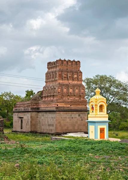 Templo Pequeno Colorido Paisagem Aldeia Ambale Maharashtra Índia — Fotografia de Stock