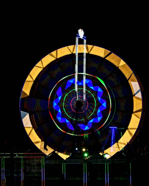 夜に回転する楽しい公正なジャイアントフェリスホイール 夜の回転巨人ホイールの遅いシャッター写真 — ストック写真