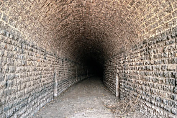昔日在浦那附近用来运送窄轨距铁路线的一个旧石拱隧道的内部照片 — 图库照片