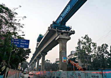 Pune, Hindistan metro çalışmaları sabah gökyüzünün arka planında devam ediyor..