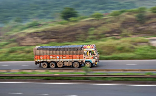 Imagen Borrosa Del Movimiento Camión Mercancías Que Toda Velocidad Por — Foto de Stock