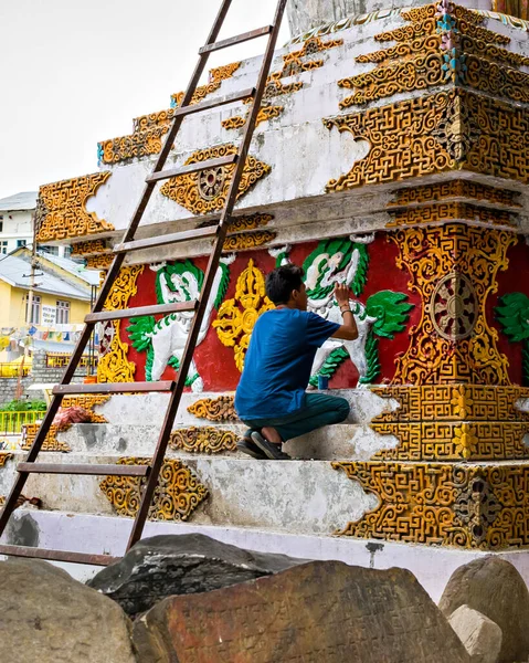 Pintura Artista Com Cores Brilhantes Pagode Manali Himachal Pradesh Índia — Fotografia de Stock