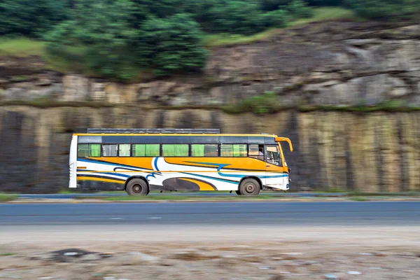 Fotografía Panorámica Autobús Privado Rayas Amarillas Que Dirige Mumbai — Foto de Stock