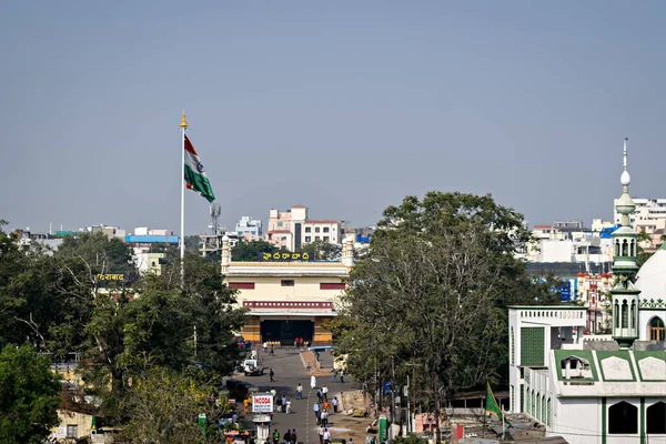 Widok Stację Hyderabad Flagą Indii Błękitne Niebo Ruchu Pojazdów — Zdjęcie stockowe