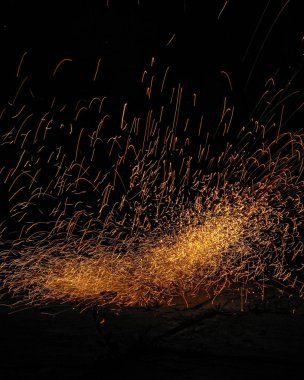 Arka plan olarak kullanılabilen Deepavali ateş kırıcısının yavaş çekim gece görüntüsü.
