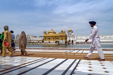Amritsar, Punjab, Hindistan-15 Nisan 2019: Goden Tapınağı 'ndaki mabede girmeden önce saat yönünde bir tur atmak için yürüyen hacılar (Harmandir Sahib).