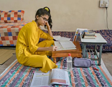 Pune, Hindistan - 16 Temmuz 2020: Şehirdeki COVID-19 salgını ve Corona virüsü nedeniyle kapalı okullar nedeniyle cep telefonuyla eğitim gören kız öğrenci.