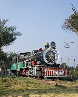 Solapur, Maharashtra, Hindistan-23 Aralık 2019: Eski dar ölçü buhar lokomotifi, ZD-549 Solapur tren istasyonunun önünde sergilenerek korundu.