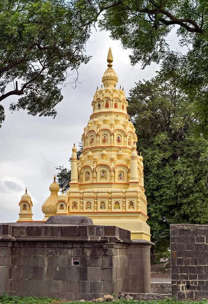 Cúpula Colorida Pequeno Templo Com Antigo Composto Parede Pedra — Fotografia de Stock