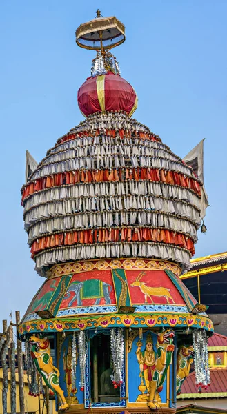 在印度卡纳塔克邦Udupi的Shri Krishna Math 手工制作 装饰用于夜间游行的防暴顶部 — 图库照片