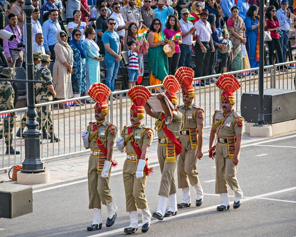 2019年4月14日インド パンジャブ州アムリトサル国境警備隊職員 インド パキスタン ワガー国境での撤退式典後 インド国旗の掲揚を再開 — ストック写真