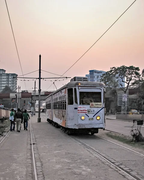 Kalkuta Zachodni Bengal Indie Stycznia 2012 Kolorowy Tramwaj Przejeżdżający Przez — Zdjęcie stockowe