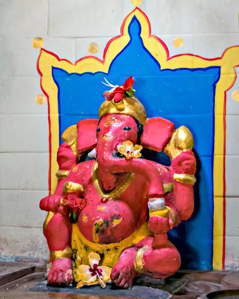 Cerca Imagen Color Rojo Señor Ganesha Ídolo Templo Velneshwar Maharashtra — Foto de Stock