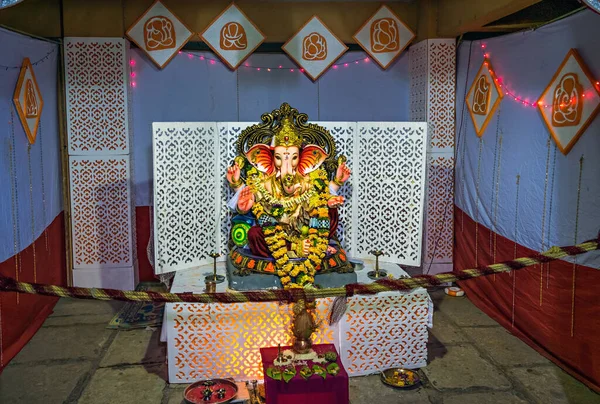 Ídolo Divindade Grinalda Lord Ganesha Instalado Com Decorações Fundo Para — Fotografia de Stock