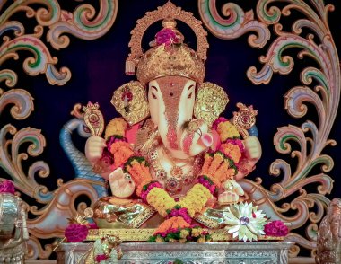 Hindistan 'ın Pune kentindeki Hindu tanrısı Ganesha' nın süslenmiş ve süslenmiş heykelinin yakın görüntüsü..