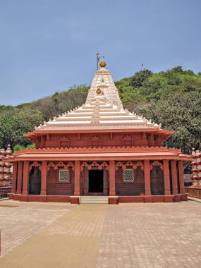 Ganapatipule, Maharashtra, Hindistan 'daki Ganesh Tapınağı' na bakan deniz manzaralı..