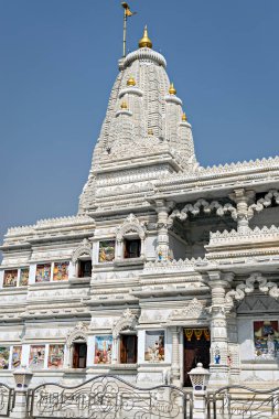 Hindistan, Mathura, Vrindavan 'daki Prem Mandir Tapınağı' nın güzel yapımı mermer kubbesi. Uluslararası kar amacı gütmeyen, eğitici, ruhani ve hayırsever bir vakıf olan Jagadguru Kripalu Parishat tarafından işletilmektedir. Kompleks kenar mahallede 55 dönümlük bir arazide.