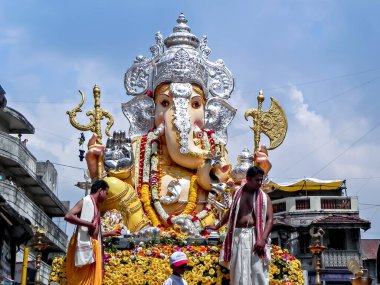 Pune, Maharashtra, Hindistan-22 Eylül 2010: Festival alayı sırasında Hindu Tanrısı Ganesha 'nın büyük heykelini süsledi ve süsledi..