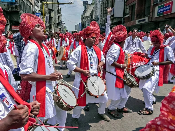 2010年9月22日インド マハラシュトラ州プネー 伝統的なタシャを集団で打ち負かす若者のグループが 群集の人々が見ているように ガネシュの祭りの行列の間に集合的に — ストック写真