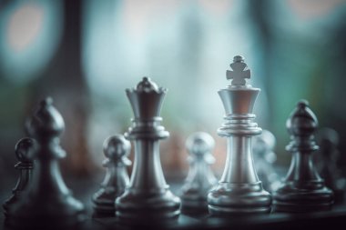 Satranç oyun rekabet iş kavramı, mücadele ve sorunlar, sorunlar çevreleyen gelen tehditlere karşı karşıya. Oyunlar kavramı altında sergilendi.