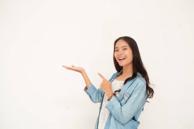 Güzel kadınlar üzerine gelin ve Davetler için bir şey teklif ve teşvik için ellerini kullanın.