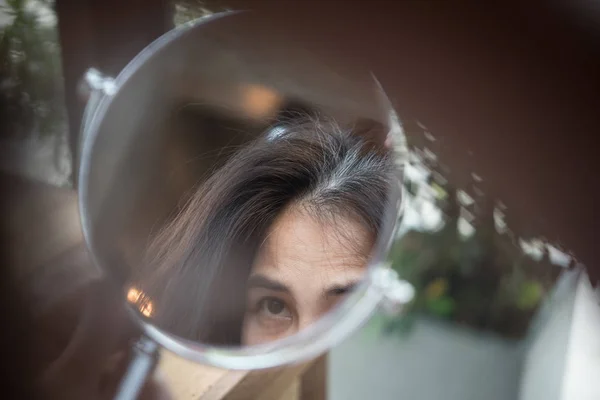 Žena Při Pohledu Její Vlasy Šedivé Vlasy Problému — Stock fotografie