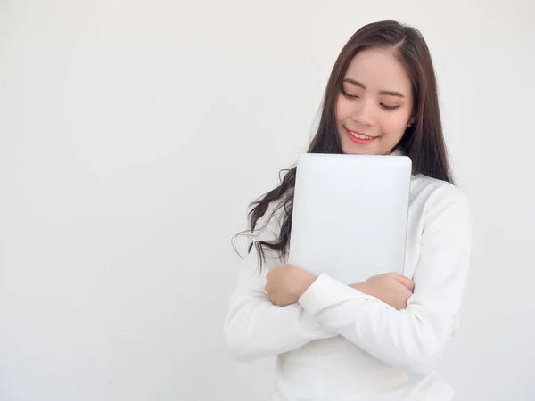 Sonrisa Mujer Feliz Usar Cuaderno —  Fotos de Stock