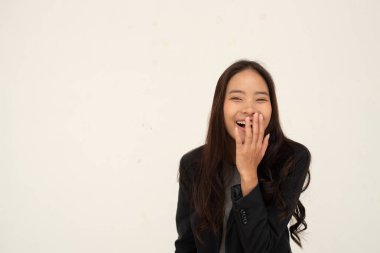 İş, gülen ve gülümseyen güzel kadın.