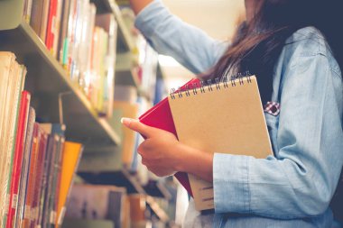 öğrencinin elini tut okumak için kitap Kütüphanesi Üniversitesi'nde