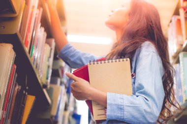öğrencinin elini tut okumak için kitap Kütüphanesi Üniversitesi'nde