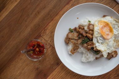 Baharatlı fesleğenle karıştırılmış domuz eti