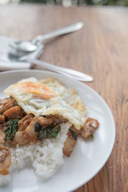 Baharatlı fesleğenle karıştırılmış domuz eti