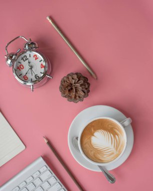 üstten görünüm taze kahve molası için güzel bir sabah, modern dünyada insan meşgul hayatı için hazır.