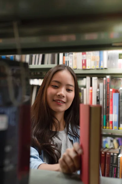 Mujeres Hermosas Están Leyendo Investigando Biblioteca Universitaria —  Fotos de Stock