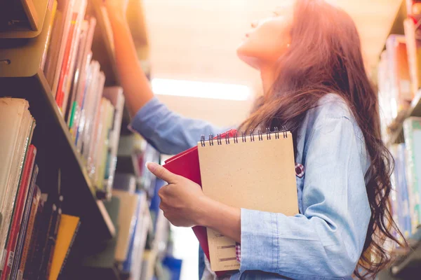 Ręka Student Trzymać Książki Czytania Bibliotece Uniwersytetu — Zdjęcie stockowe