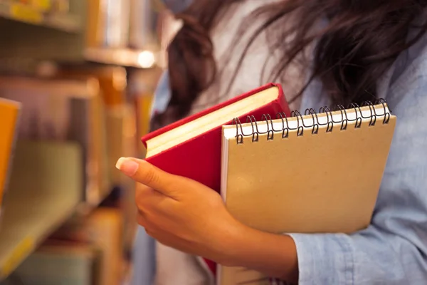 Mano Del Estudiante Tiene Libro Para Leer Biblioteca Universidad —  Fotos de Stock