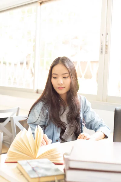 Mujeres Hermosas Están Leyendo Investigando Biblioteca Universitaria — Foto de Stock