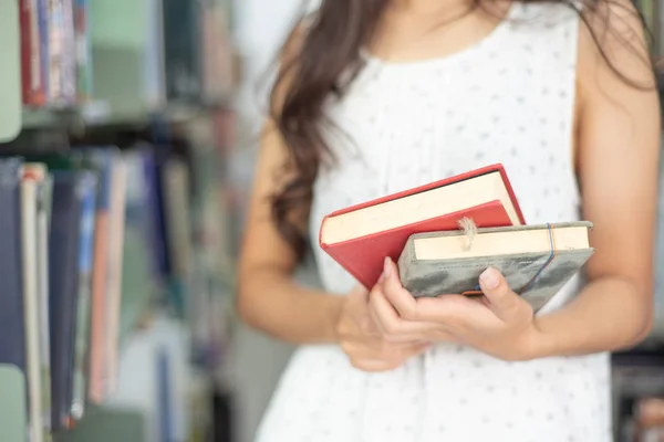 Ręka Student Trzymać Książki Czytania Bibliotece Uniwersytetu — Zdjęcie stockowe