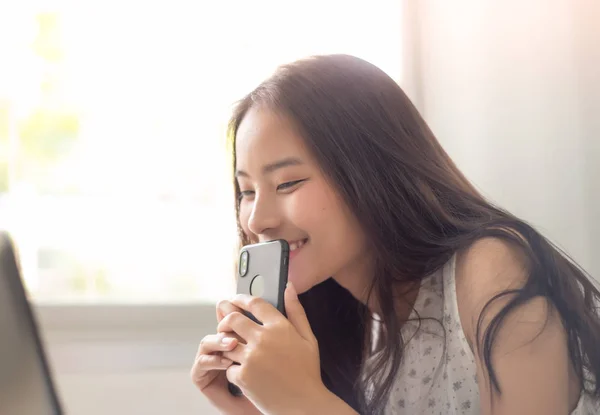 Mujer Bonita Feliz Sonrisa Para Compras Línea Con Móvil —  Fotos de Stock