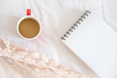 Taze kahve molası için güzel bir sabah üstten görünüm hazır olduğunu