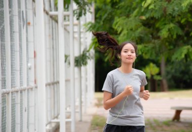 Genç ve güzel kadın egzersiz