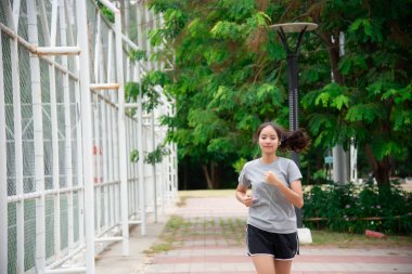  bahçede çalışan kadın egzersiz