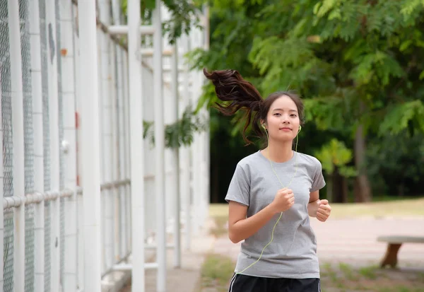 Genç ve güzel kadın egzersiz