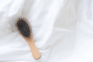 kadın göstermek onun fırça presetation hairloss sorun ve saçları seyir için