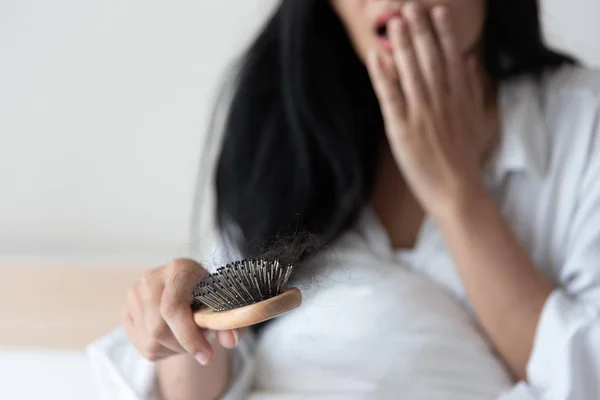 Mulher Mostrar Sua Escova Para Presetation Problema Queda Cabelo Olhando — Fotografia de Stock